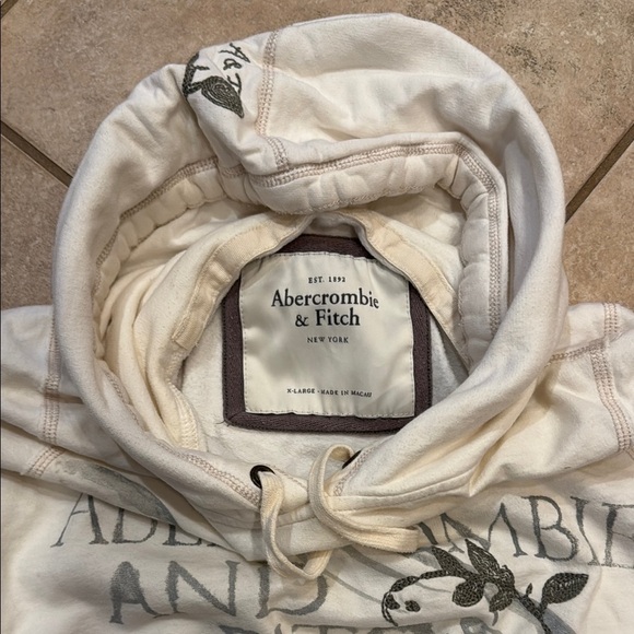 Abercrombie & Fitch Cream Casual Pullover Sweater - Picture 2 of 4